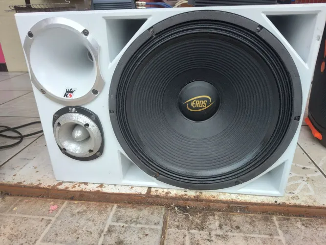 Caixa de som automotiva