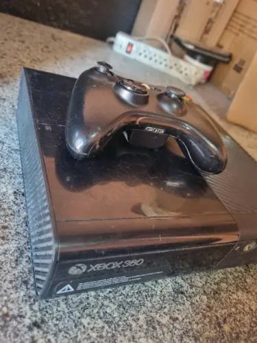 Video Game Xbox 360 SuperSlim com 50 jogos na memporia
