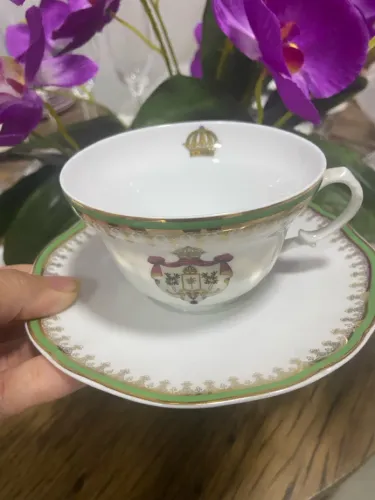 Xícara de chá Tânia Bulhões, porcelana com detalhes dourados e brasão