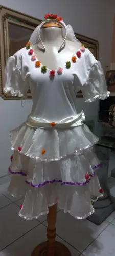 VESTIDO DE NOIVINHA JUNINO BRANCO C/ FLORES. TAM M (ADULTO)