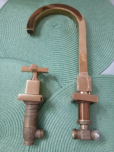 Torneira e Válvula Douradas para Banheiro Deca .