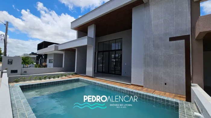 Casa com Piscina em condomínio fechado