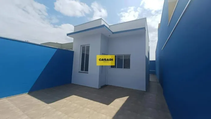 Casa á venda com 2 dormitórios sendo 1 suíte, em bairro tranquilo, aceita financiamento em