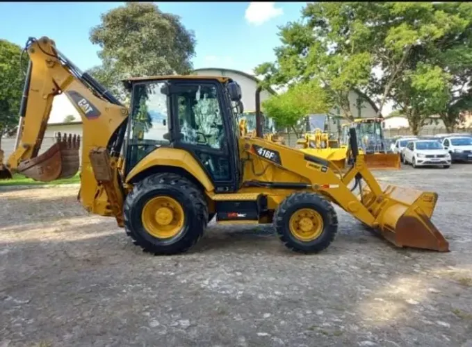 Retroescavadeira Caterpillar 2015