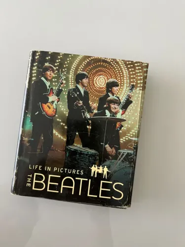 Livro The Beatles - Life in Pictures