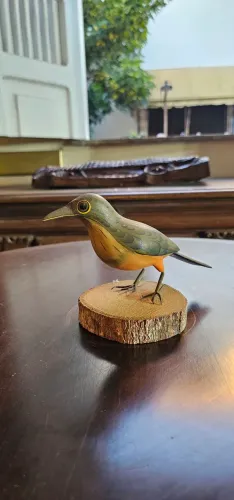 Escultura de pássaro em madeira