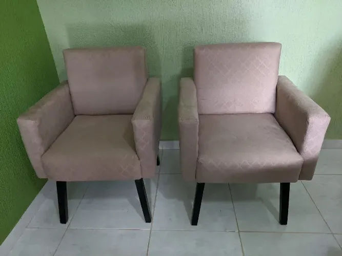 Vendo poltronas, com tecido e madeira de boa qualidade, por um ótimo preço, seminovas.