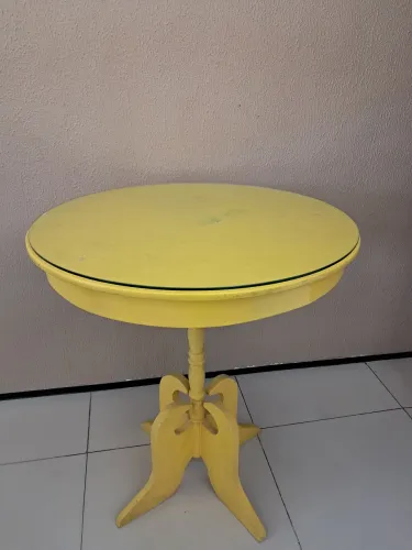 Mesa de canto amarela