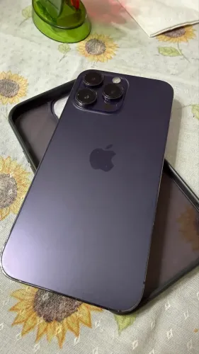 iPhone 14 Pro Max roxo