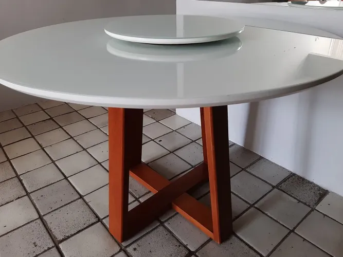 Mesa redonda 130cm tampo giratório e pés madeira maciça