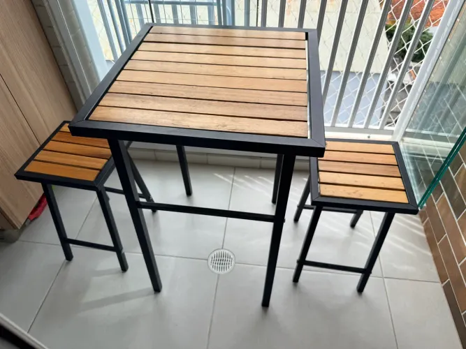Mesa com cadeiras sacada