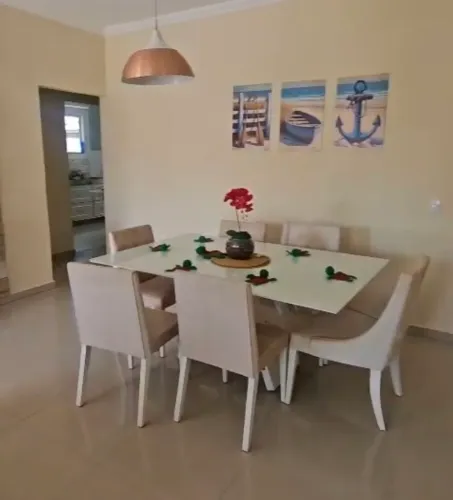 Vendo Mesa de 6 lugares  e cadeiras  moderna e muito confortável 