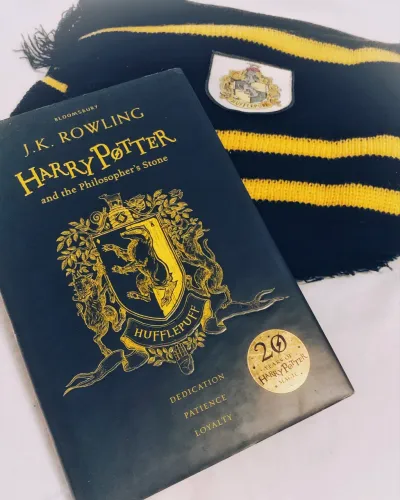 Harry Potter Edição de Luxo em Inglês Capa Dura + Cachecol Versão Lufa Lufa J K Rowling