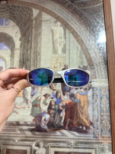 Óculos Oakley modelo slim na cor prata com lente azul espelhada