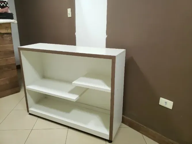 Balcão com rodízios e divisória