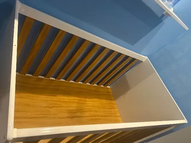 Vendo berço com colchão por 650,00.
