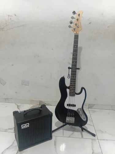 CONTRA-BAIXO strinberg JBS-40, 4 cordas, na cor preta, estilo jazz bass. Com amplificador