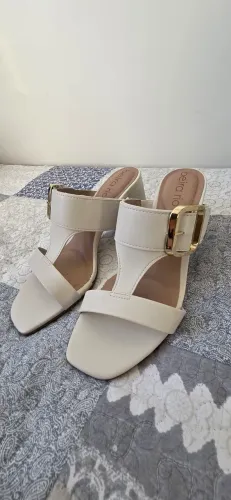 Sandália Off White (Beira Rio) tamanho 38