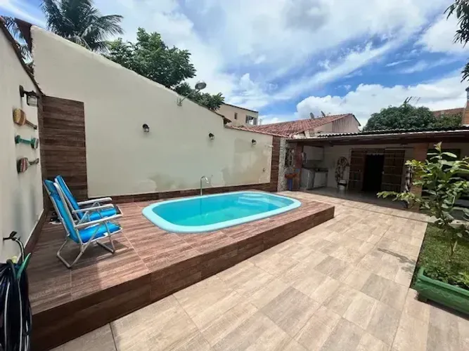 Casa com três quartos, piscina e quintal em Vila Velha