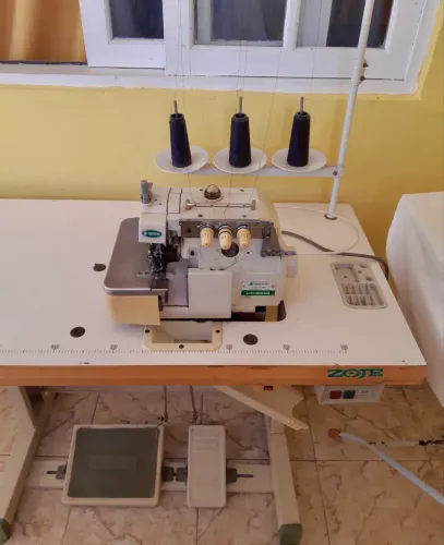 Máquina overlock industrial Zoje - completa com mesa e motor