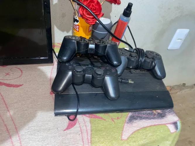 Vendo PS3 slim único dono controle funcionando bem com jogos e vai 3 controle de bride
