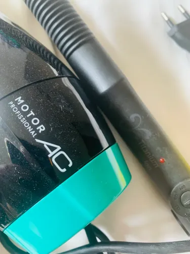 Secador de cabelo e prancha alisadora