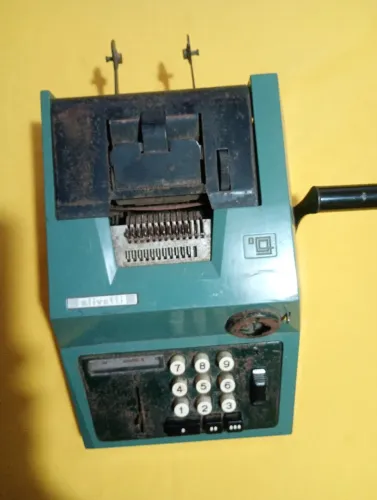 Vendo uma antiga calculadora Olivetti .