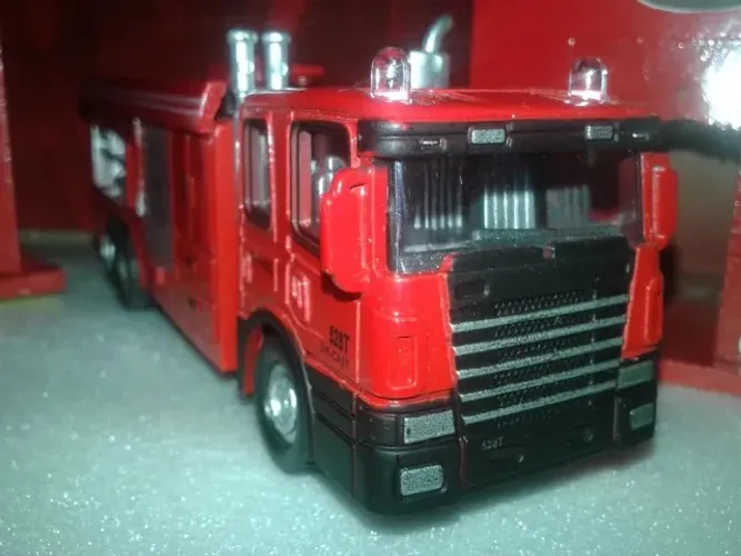 MINIATURA Scania 528T Fire DEPT Rescue - TAMAMHO 15 CM.