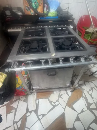 fogão industrial de 4 bocas com forno em aço inoxidável