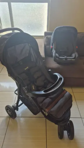 Carrinho de bebe com bebe conforto 
