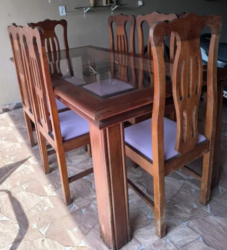 Mesa de 6 lugares com 6 cadeiras.