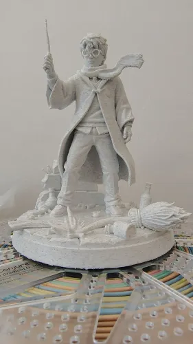 Escultura Harry Potter feita em PLA com aproximadamente 13cm.