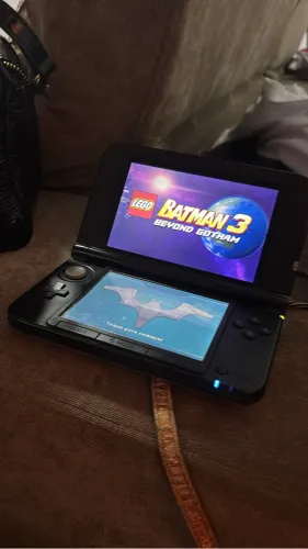 Nintendo 3DS XL na edição especial de prata "The Year of Luigi"