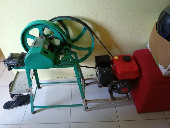 Engenho de cana movido a gasolina