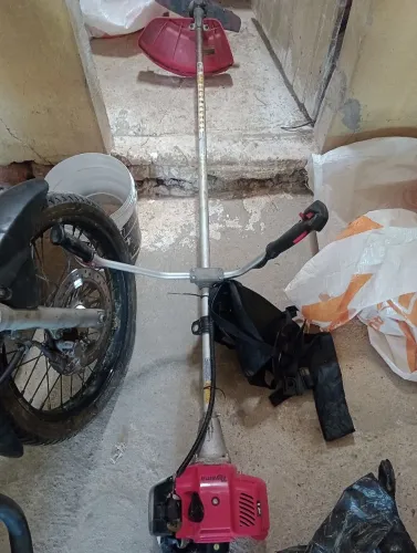 Roçadeira Toyama a gasolina