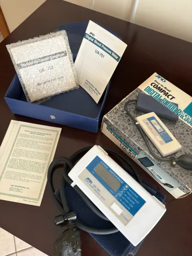 MEDIDOR DE PRESSÃO DIGITAL A&D UA-701 VINTAGE - COMPLETO COM CAIXA E MANUAIS ORIGINAIS 