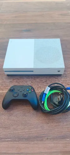 Xbox One S 1TB + Controle Series S
