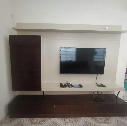 Hack para tv com armário e gavetas