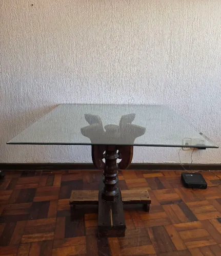 Mesa de vidro com base de madeira rustica