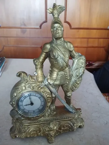 Relógio de Mesa Escultórico em bronze representando Cavaleiro Medieval funcionando