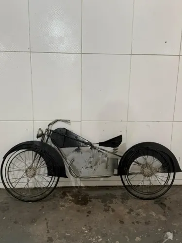Escultura Vintage em Metal Assinada C. Jere (1994) - Estilo Industrial - Peça Única