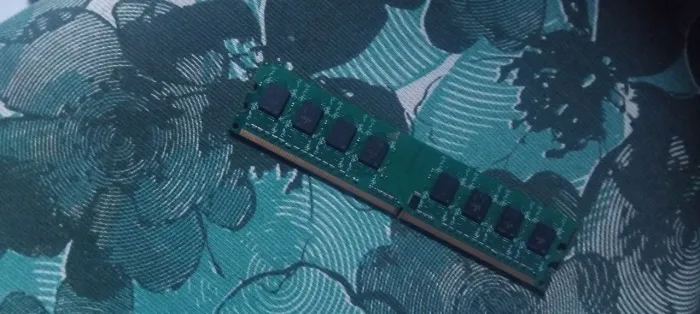 Memória 2GB DDR2 sem teste técnico. Vendida no estado físico atual, sem garantia nenhuma.