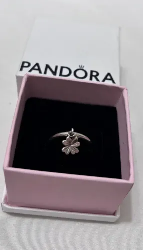 Anel original Pandora com pingente trevo