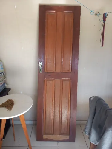 Vendo excelente porta de madeira maciça em ótimo estado aqui na cidade nova