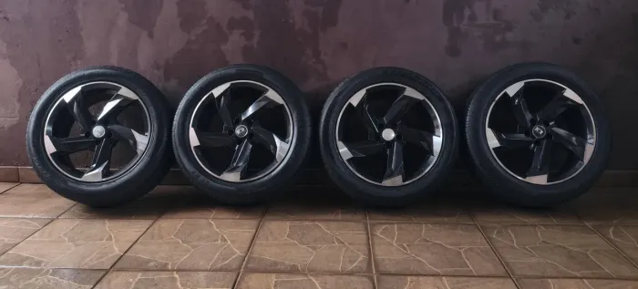 Jogo 4 rodas aro 17 5x100 preta diamantada + pneus 225/50 R17