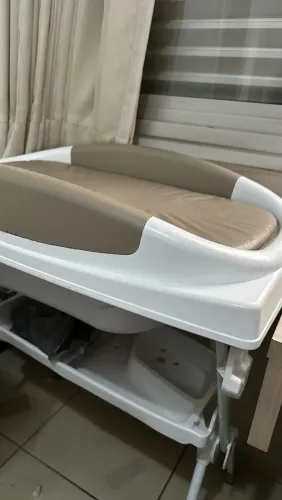 Trocador acoplado com banheira de bebê