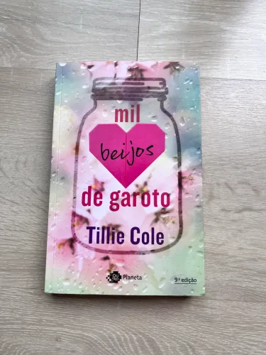 Livro Mil Beijos de Garoto