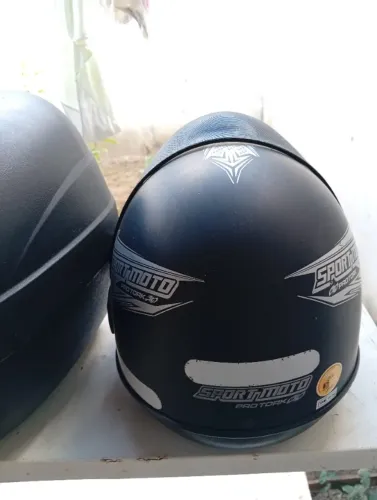 Baú de 40 litros e um capacete para Moto.