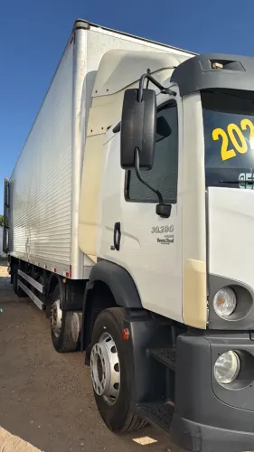 VW 30280 Bitruck com baú de 11 Mts 