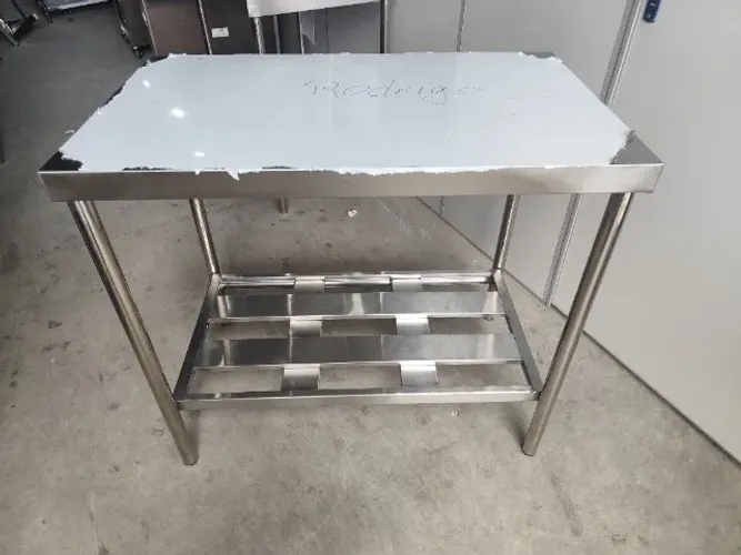 Mesa Inox 1,10x0,70x0,90m com Prateleira Inferior Lisa ou Gradeada 